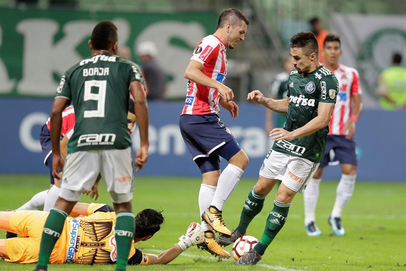 Leonardo Pico enfrentando e ataque de Willian.