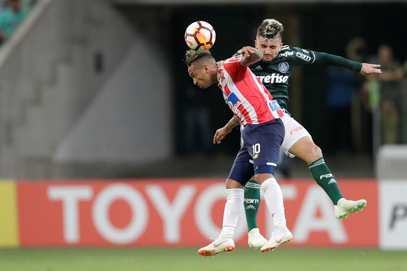 Jarlan Barrera disputando con Willian.