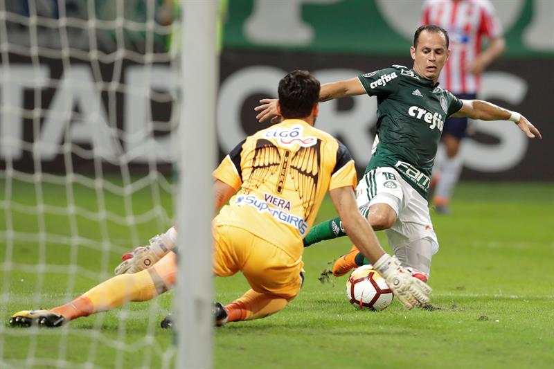 Sebastián Viera controlando un remate de Alejandro Guerra.