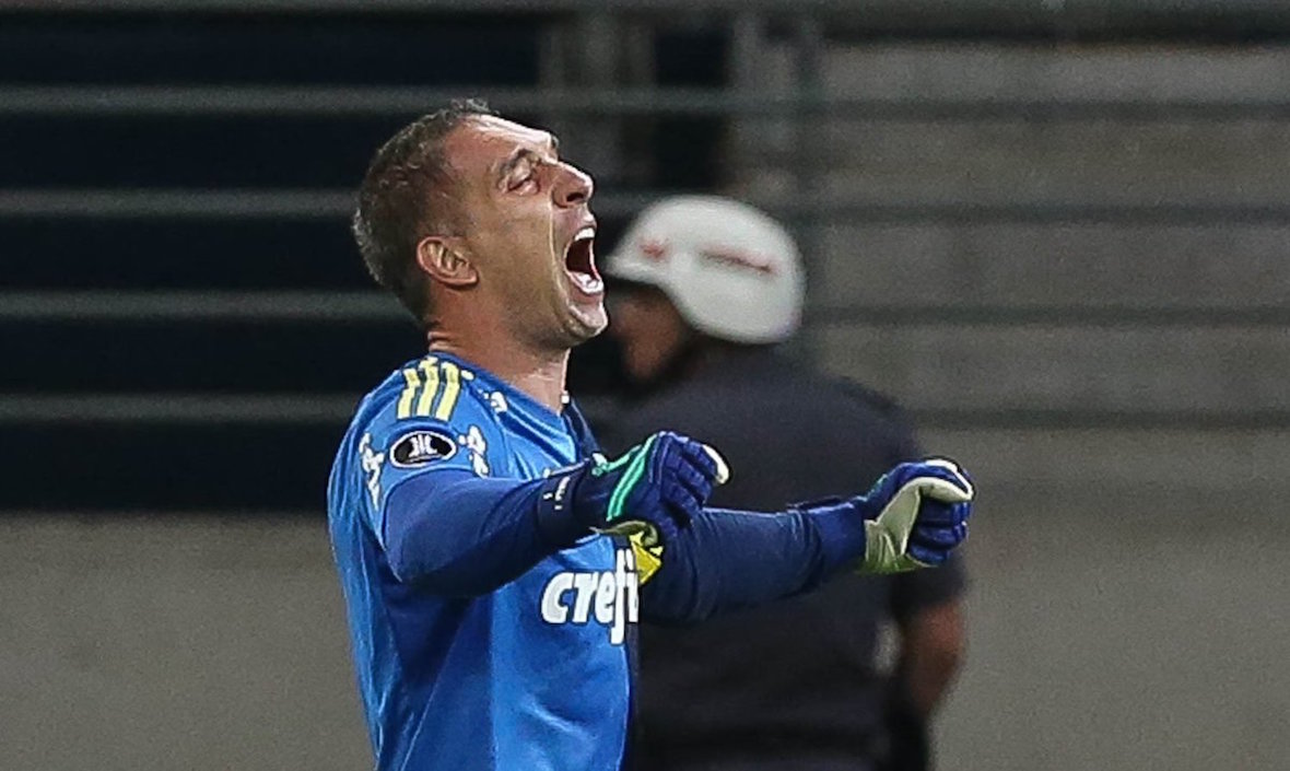 El arquero Fernando Prass celebrando la sobrada clasificación del Palmeiras.