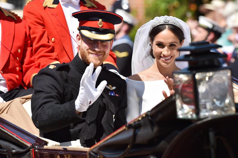 En carruaje llegaron el príncipe Enrique y Meghan Markle.