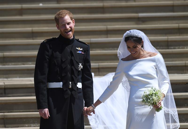 La salida de los novios de la iglesia tuvo momentos divertidos.