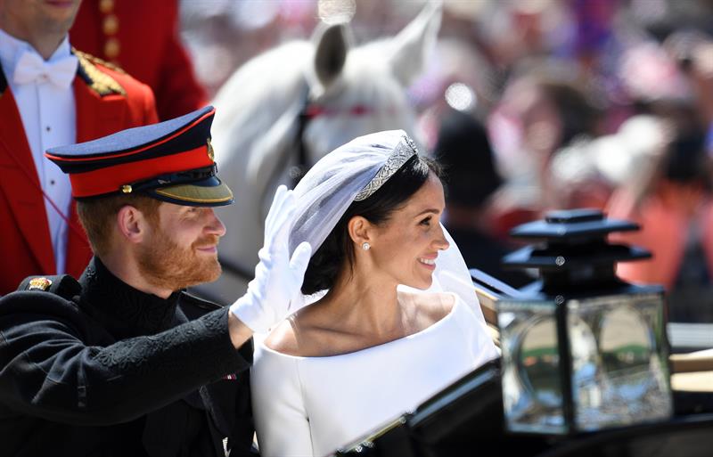 Los novios fueron saludados por el pueblo británico.