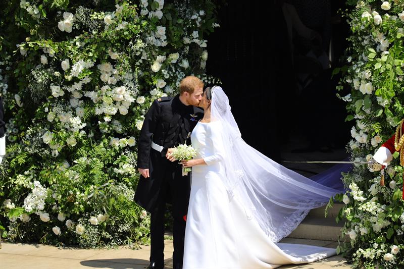 Un tierno beso recibió  Meghan Markle de su esposo.