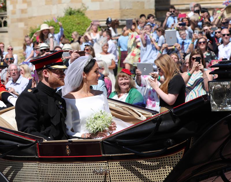 Salida de los novios de la iglesia.