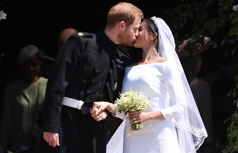 El beso que el pueblo deseaba ver como compromiso de amor.