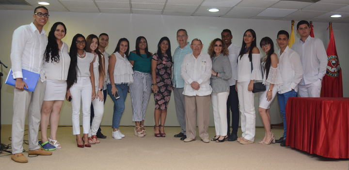 Foto de los asistentes, las directivas académicas, los ponentes internacionales invitados y demás invitados especiales.