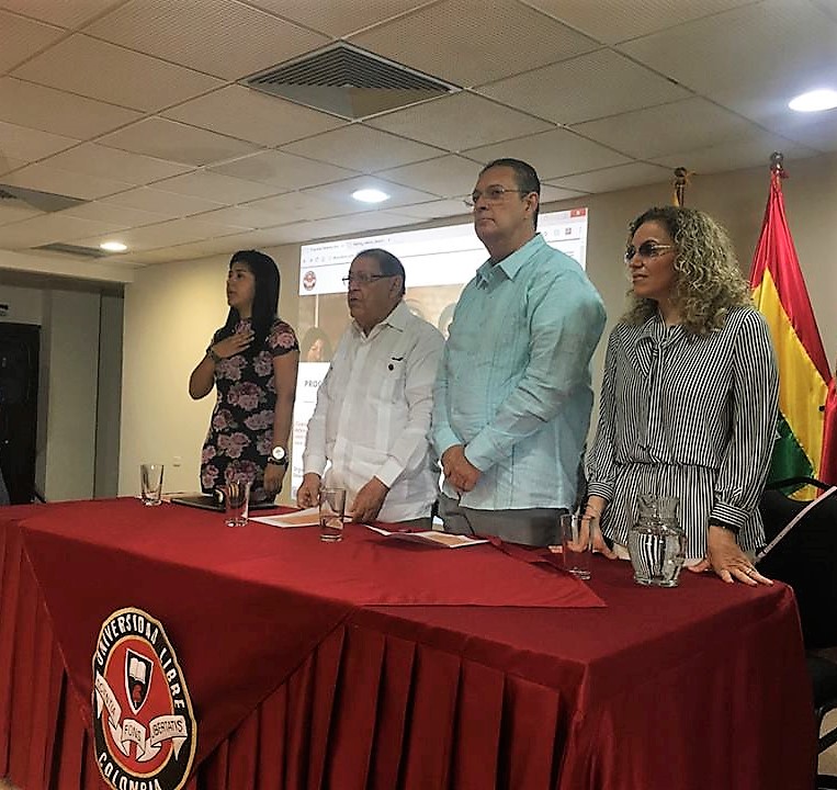 La mesa principal estuvo conformada por la Dra. Zhejer Gutiérrez González, Decana de la Facultad de Derecho y Ciencias Sociales; el Dr. Ramón Pacheco Sánchez, Director del Programa de Derechos Humanos de la Universidad Libre Seccional Barranquilla; el Dr. Mario De la Rosa, expositor invitado, junto a la Dra. Patria Roja, expositora invitada.