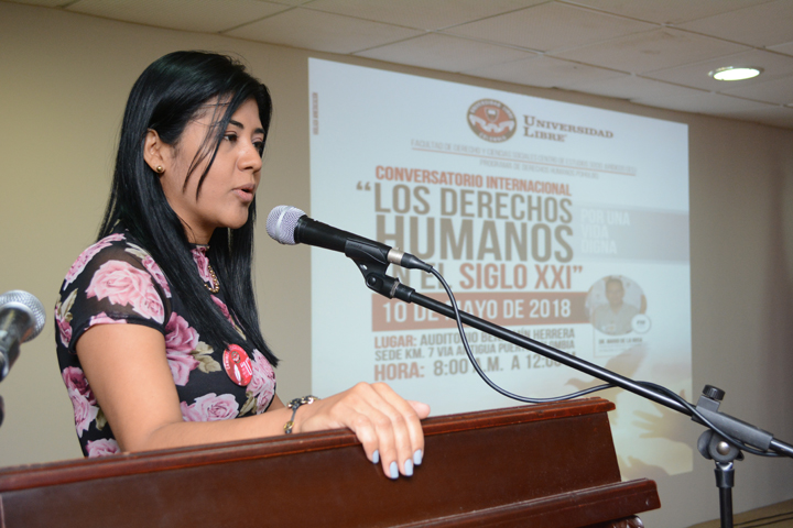 La profesional Zhejer Gutiérrez González, en medio de su charla “Los Derechos Humanos en el Siglo XXI”.