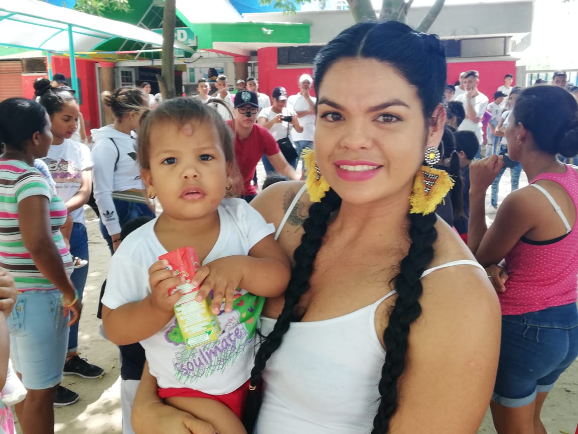 Jessica Pereira, Presidenta de la Fundación Fudeco con uno de los niños beneficiarios de la jornada.