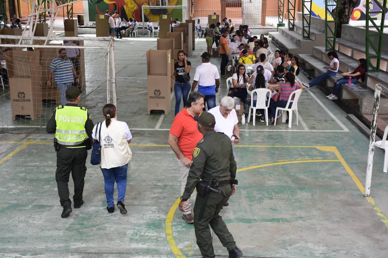 La Policía está atenta en los puestos de votación, En la foto, la Normal Superior.