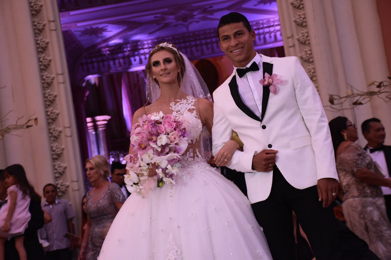 Los novios salieron a saludar a los invitados.