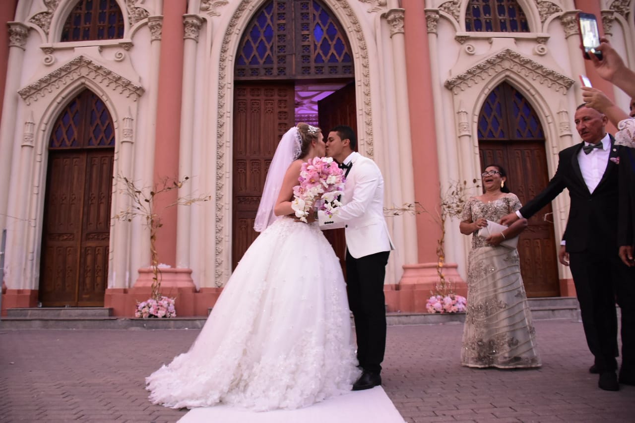 Salida de los novios en la plaza de San Nicolás.