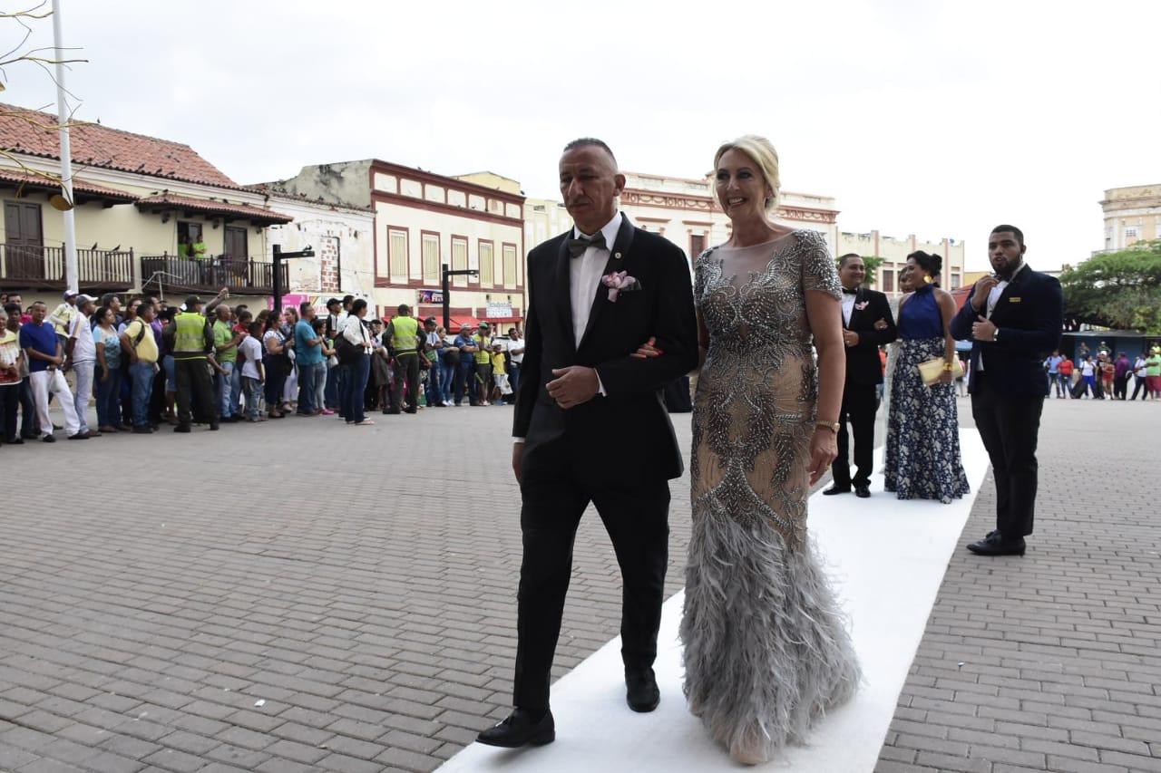 Familiares de la novia entrando a la iglesia.