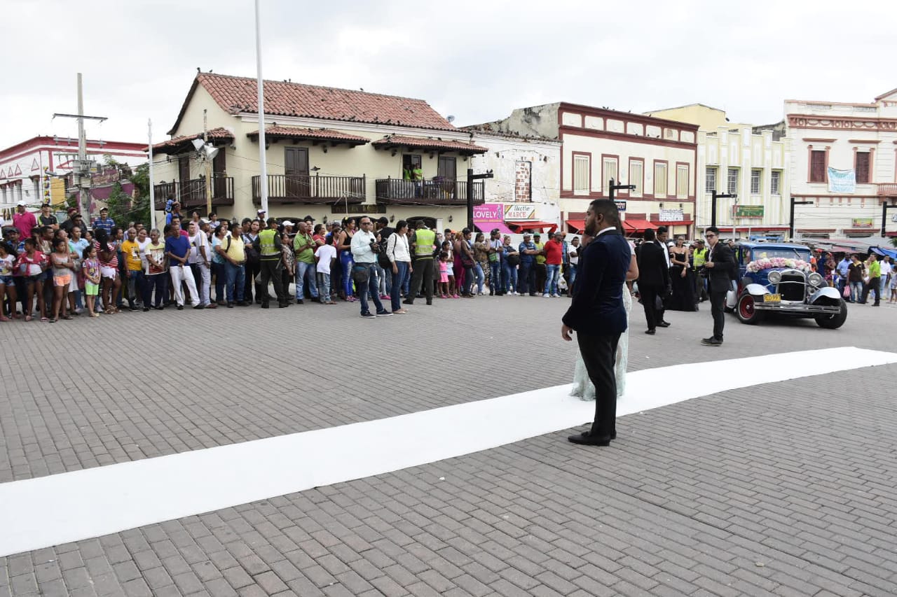 Una alfombra blanca fue desplegada para los invitados.