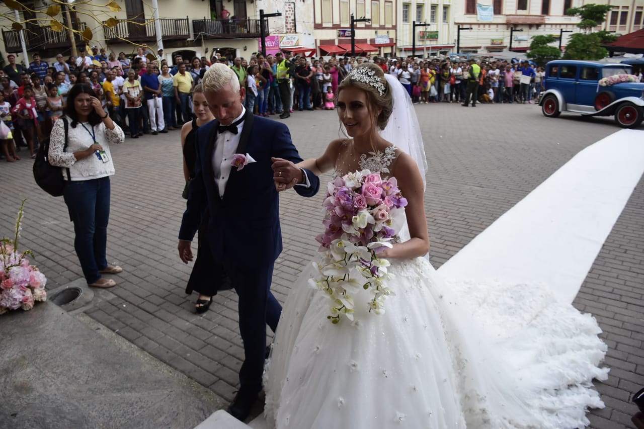 La novia entrando a la iglesia.