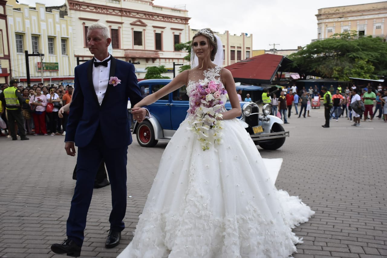 La novia entró a la iglesia acompañada por un hermano.