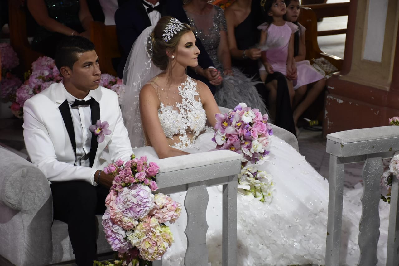 Los novios escuchando la eucaristía.