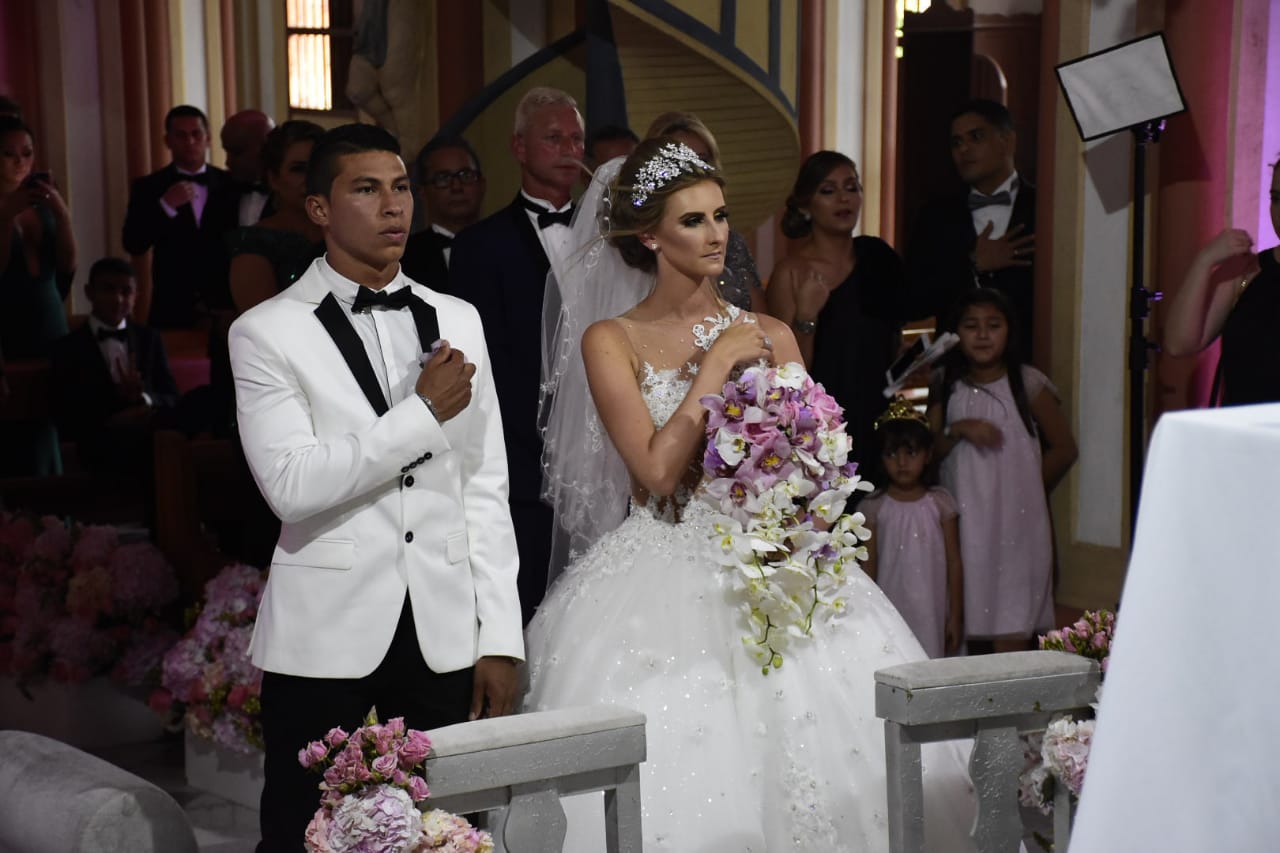 La pareja en la boda católica.