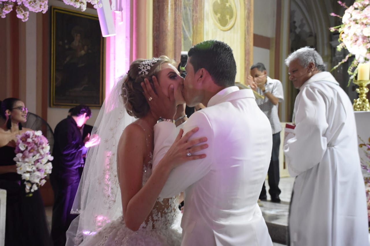 El beso que selló su amor en la iglesia.