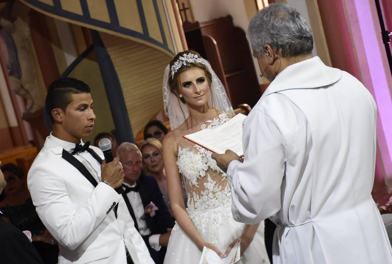 La pareja leyendo sus votos en San Nicolás.