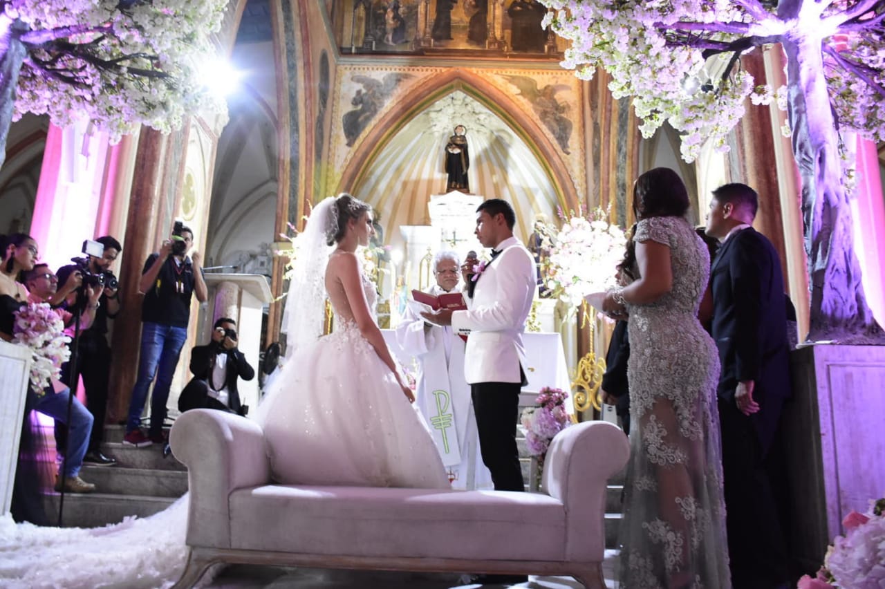 Los novios diciendo sus votos.
