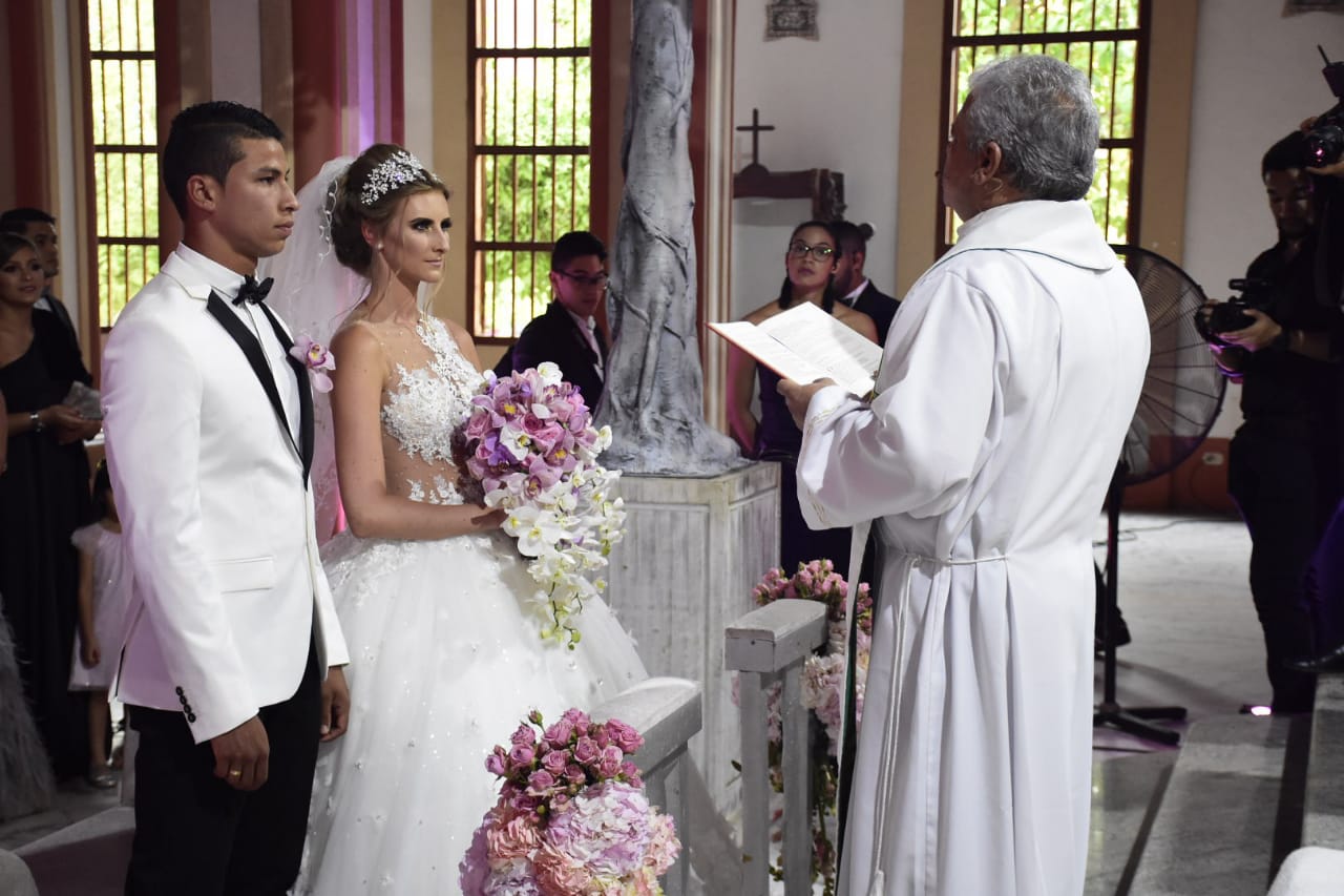 Los novios escuchan la palabra De Dios.