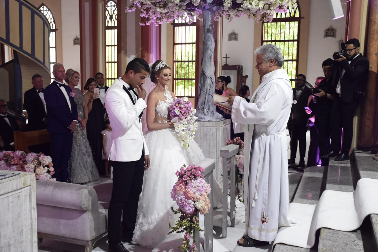 Bendición de los novios en la iglesia.
