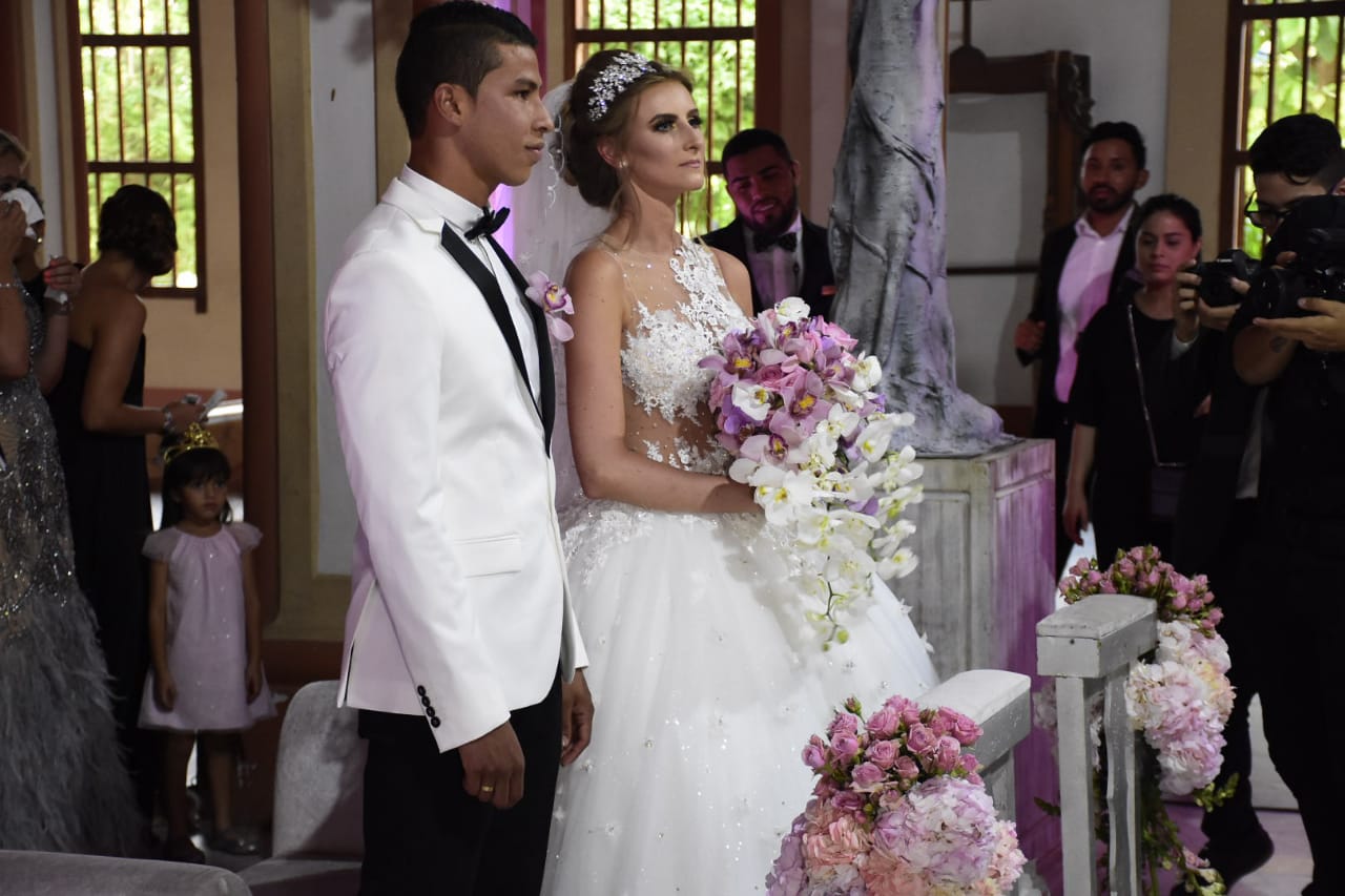 Los novios escuchando la misa.