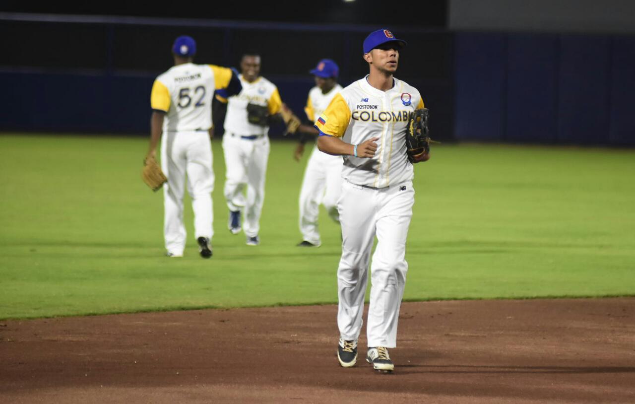 Jugadores de a selección Colombia de béisbol durante el juego. 