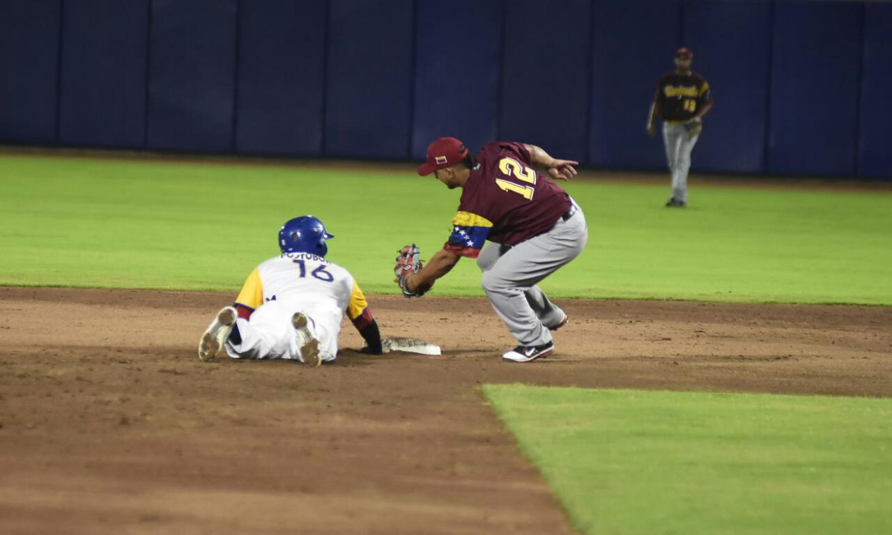 El segunda base venezolano ante el corredor colombiano. 