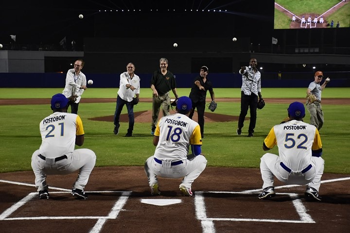 El lanzamiento de honor en el estadio Édgar Rentería. 