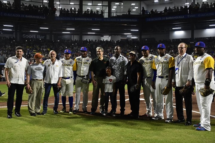 Édgar Rentería junto a las autoridades locales y selección Colombia de béisbol. 