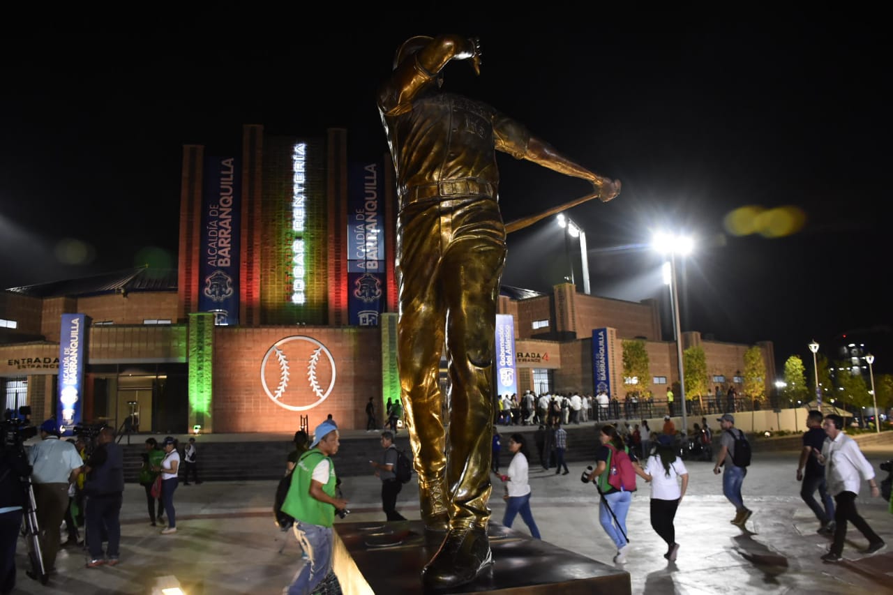 La estatua de Édgar Rentería rodeada de varios espectadores. 