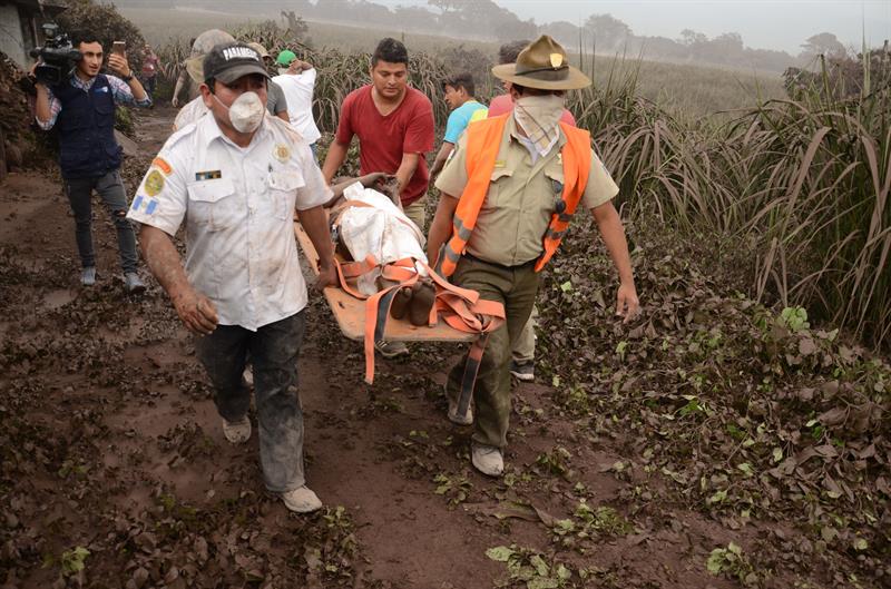 Se desconoce cuántas víctimas mortales puedan haber debajo de las toneladas de ceniza.