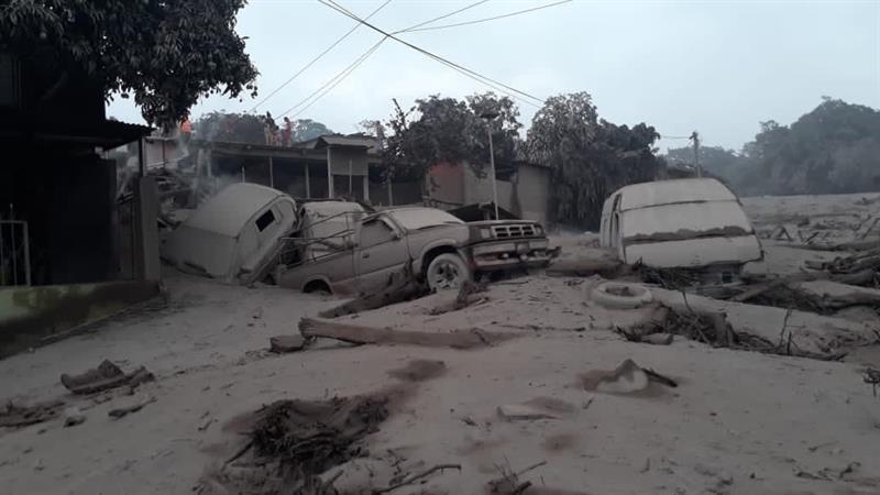 Las poblaciones de los alrededores del volcán amanecieron atestadas de ceniza.