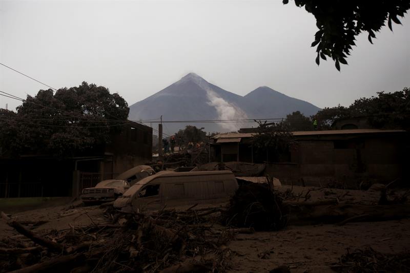El Instituto Nacional de Sismología, Vulcanología, Meteorología e Hidrología (Insivumen) reportó hoy que el volcán está volviendo a su normalidad, pero advirtió que las barrancas de hasta 80 metros de profundidad están llenas de material volcánico.