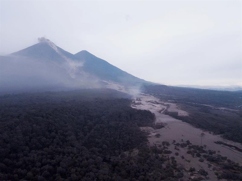  Una nueva explosión que registró el cono de 3.763 metros de altura este lunes suspendió de forma temporal las labores de búsqueda, explicaron socorristas a emisoras locales.