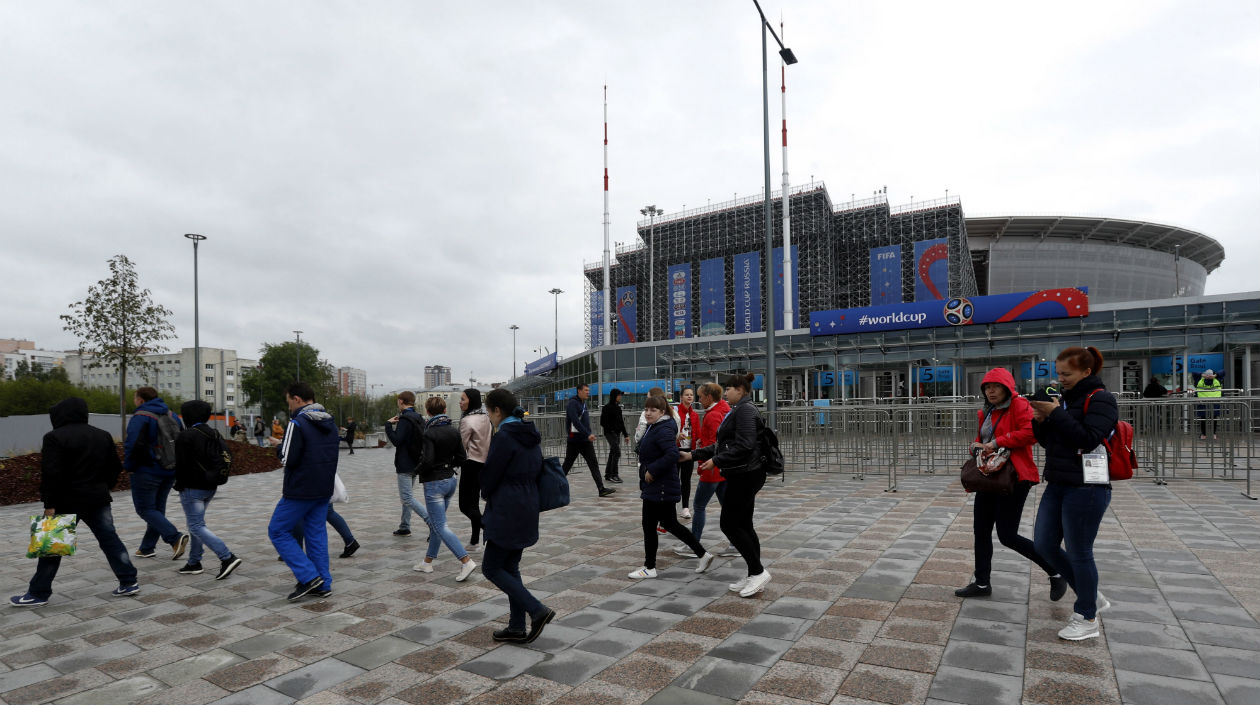 Vista del ambiente en los alrededores del estadio Ekaterinburg Arena.