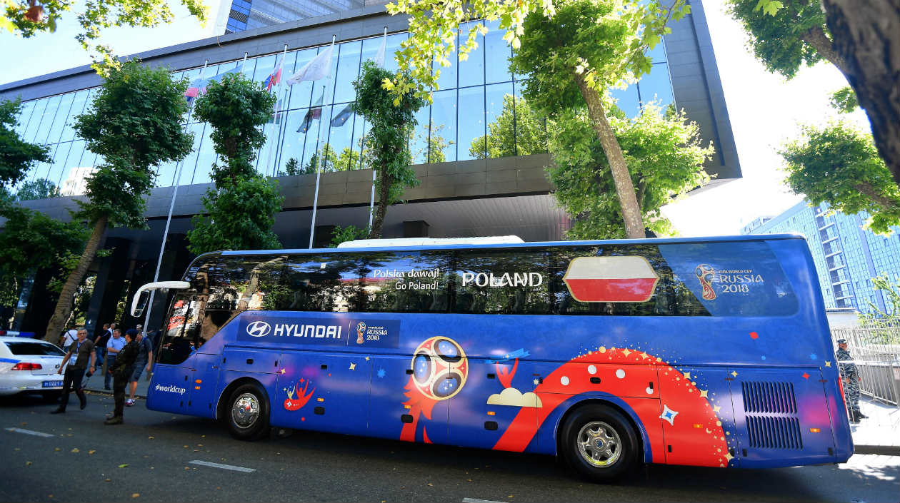 Por las calles de la ciudades ya se ven rodando los buses oficiales de los equipos.