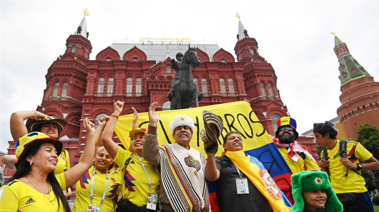 Los hinchas colombianos se hicieron sentir de inmediato. 