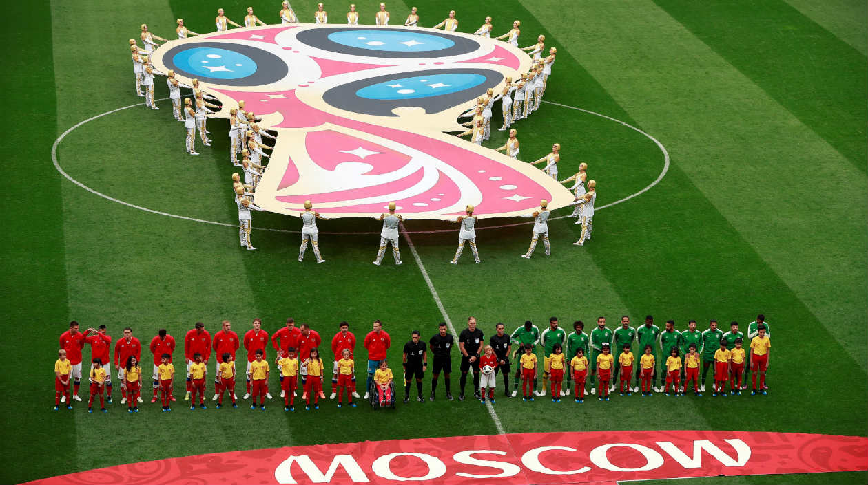 Los equipos salieron a la cancha en medio de las emociones en la gradas. 