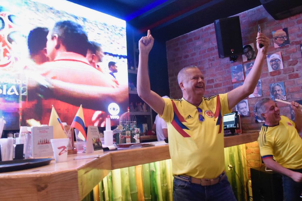 De amarillo celebraron los hinchas colombianos.