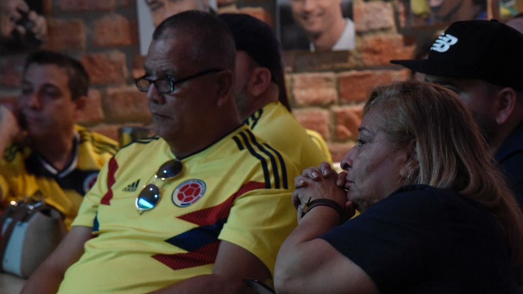 Un hincha ve el partido en medio de la tristeza de los goles japoneses.