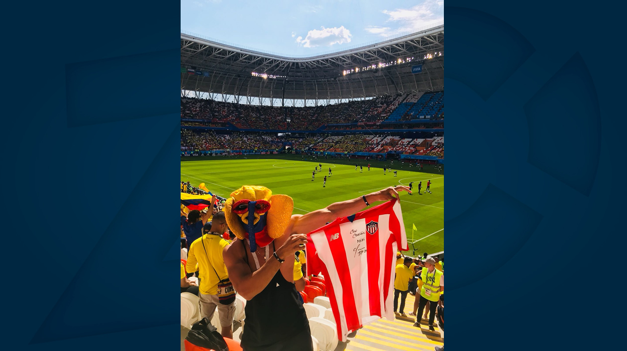 Un barranquillero juniorista exhibe orgulloso la camiseta tiburona durante el partido Colombia-Japón
