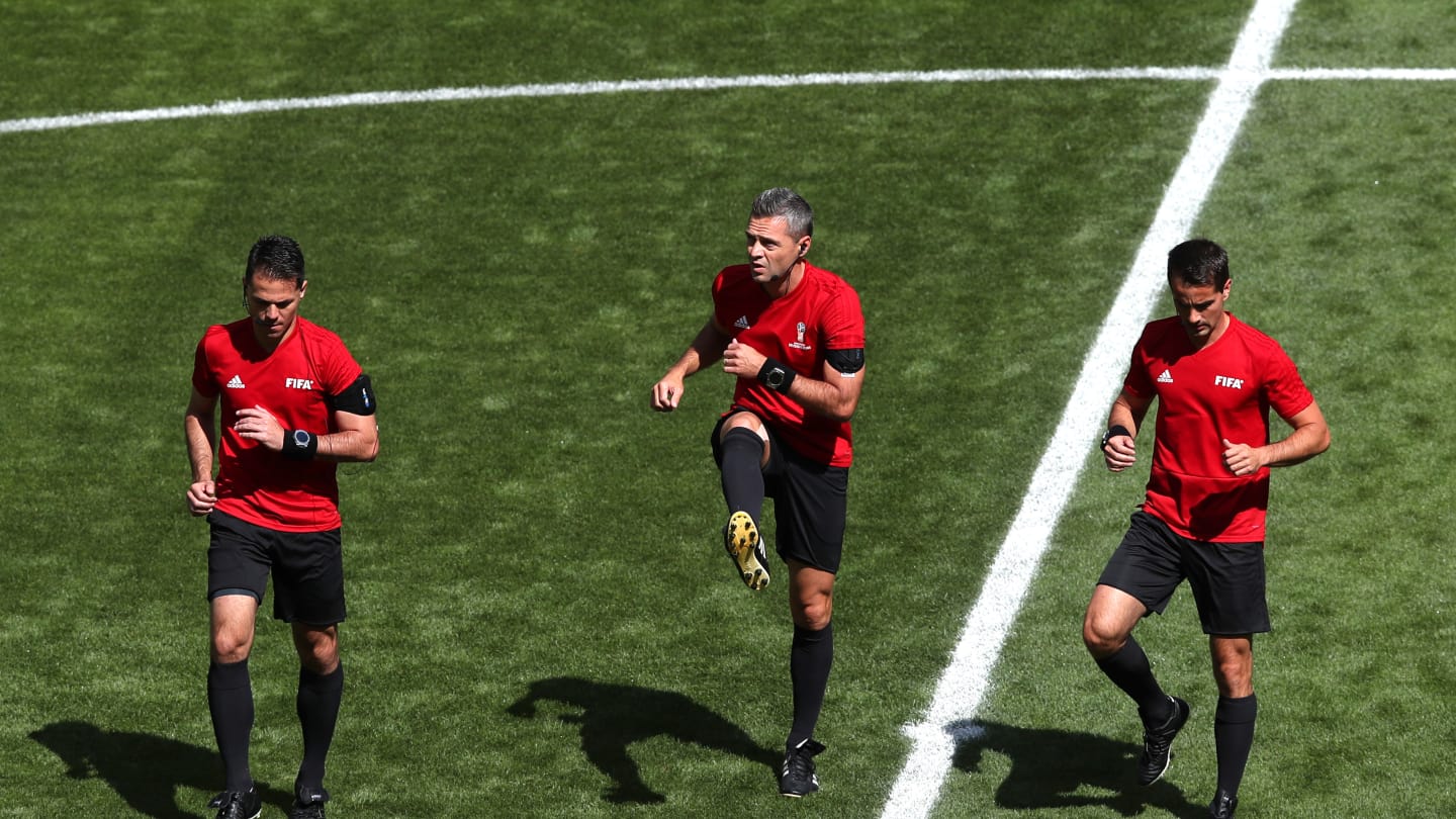 Los árbitros del partido.