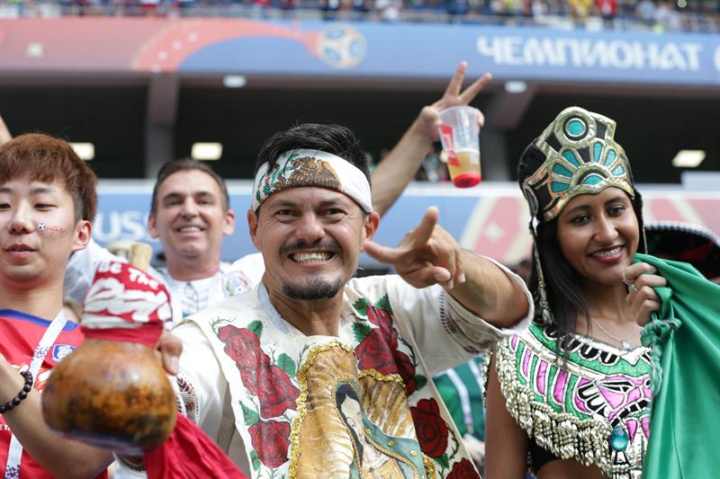 Hinchas mexicanos apoyando su Selección.