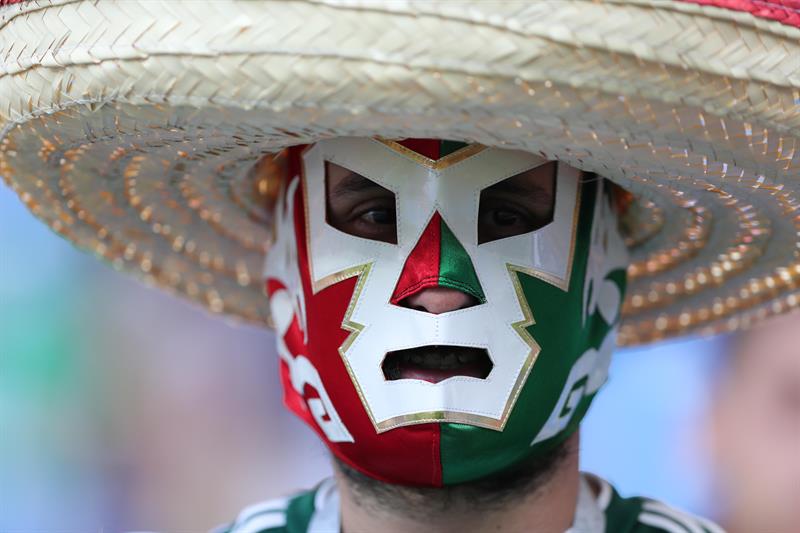 Con la cara del famoso 'Santos', mexicanos apoyan a su Selección.