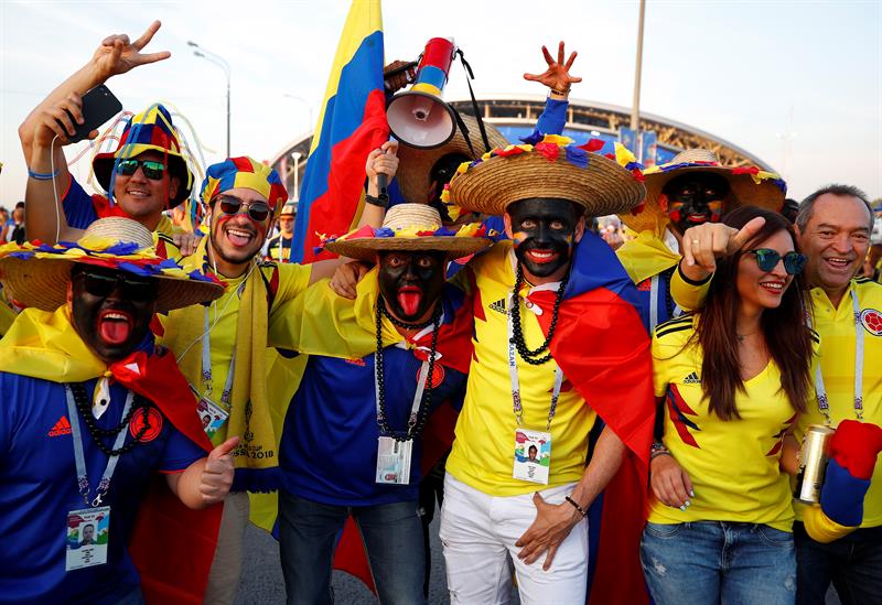 hinchas colombianos y al fondo el Kazán Arena.