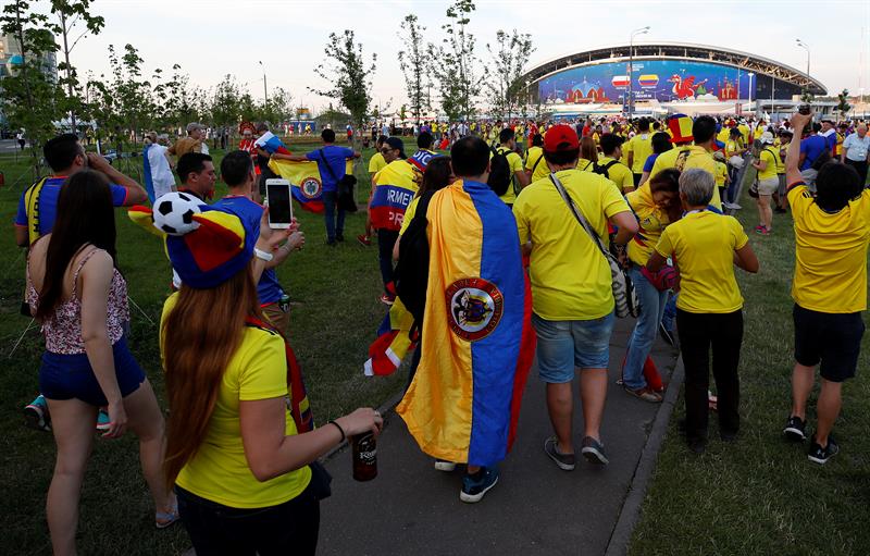 Aficionados caminan rumbo al Kazán Arena